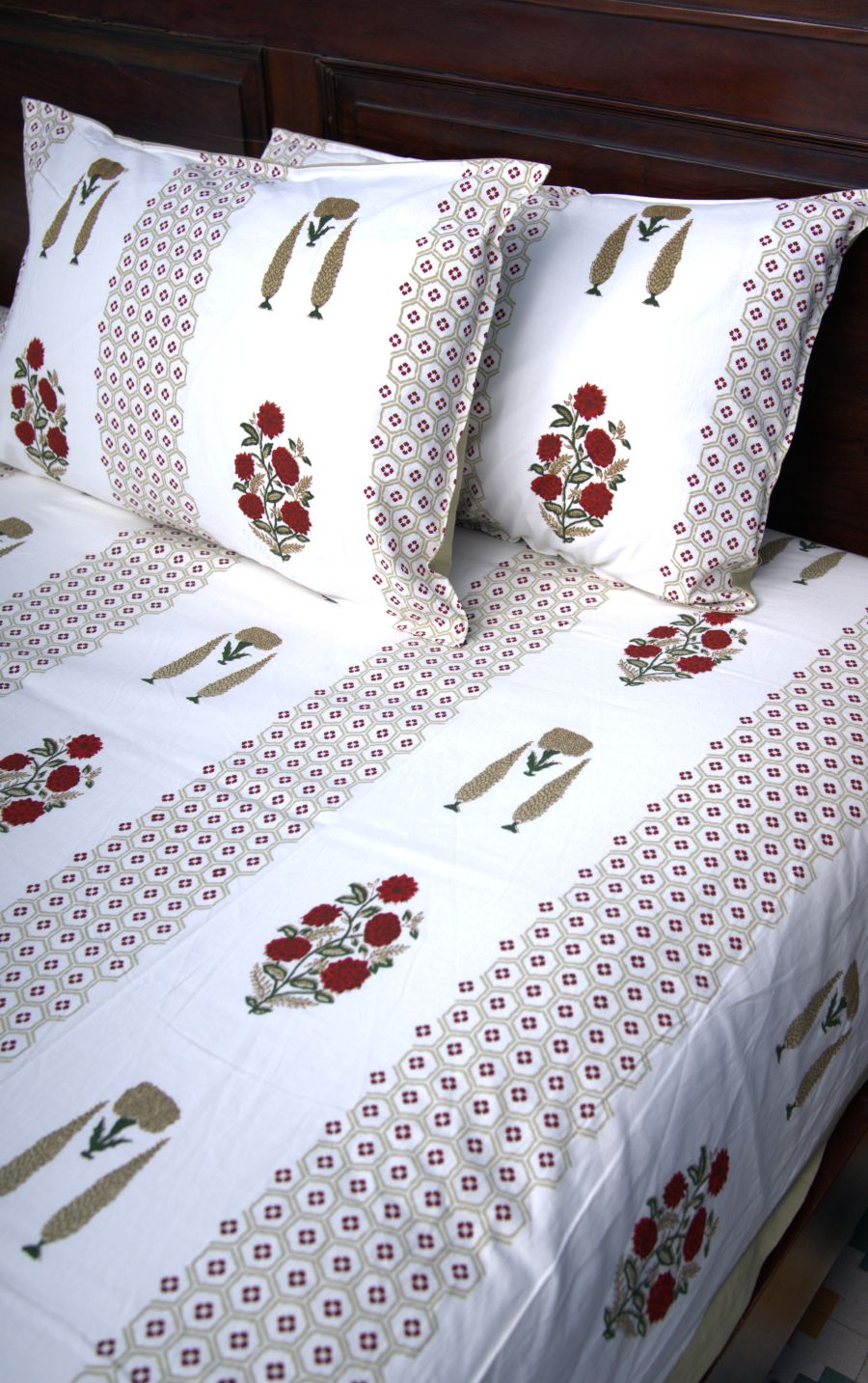 Red & Green Gulzar Hand Block Bedsheet with 2 Pillow Cover Set - 220TC