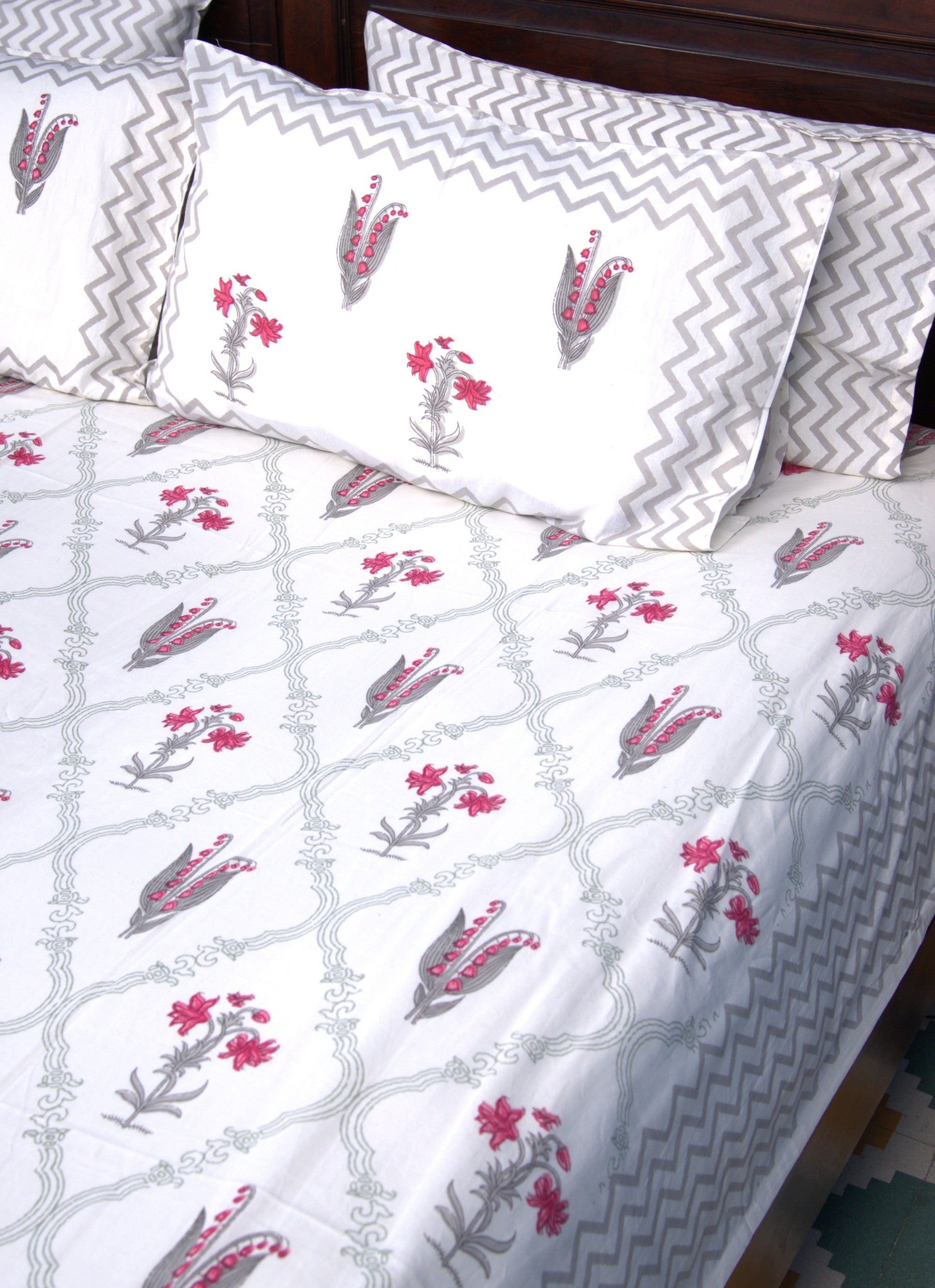 Red & Grey Lilly Flower Hand Block Bedsheet with 2 Pillow Cover Set - 220TC