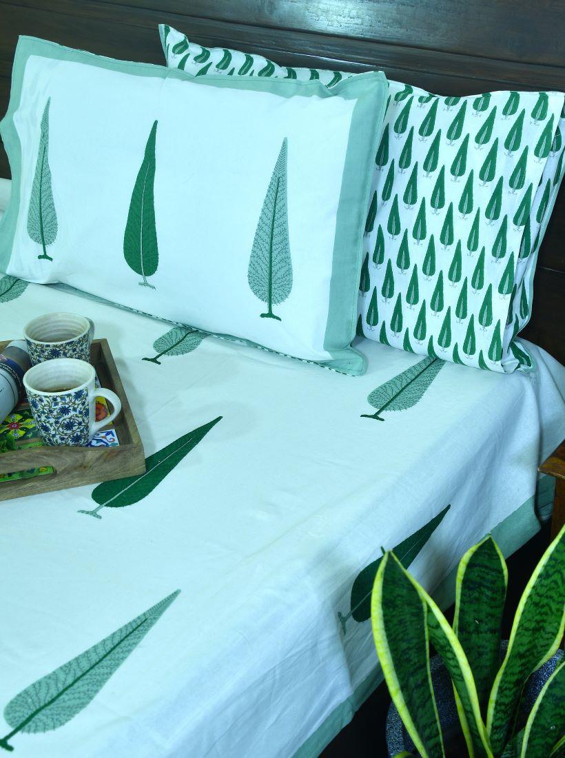 Green Gulbahaar Hand Block Bedsheet with 2 Pillow Cover Set - 220TC