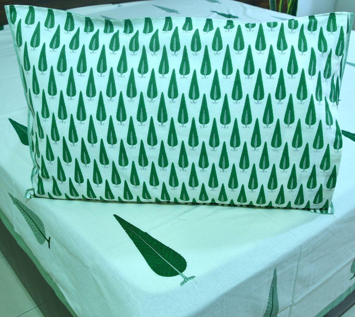 Green Gulbahaar Hand Block Bedsheet with 2 Pillow Cover Set - 220TC